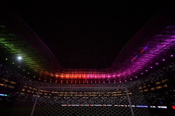 Das Estadio BBVA in Monterrey erstrahlt in einem beeindruckenden Farbenspektakel aus bunten Scheinwerfern, die moderne Arena ist einer der Austragungsorte der FIFA Fußball-Weltmeisterschaft 2026 in Me