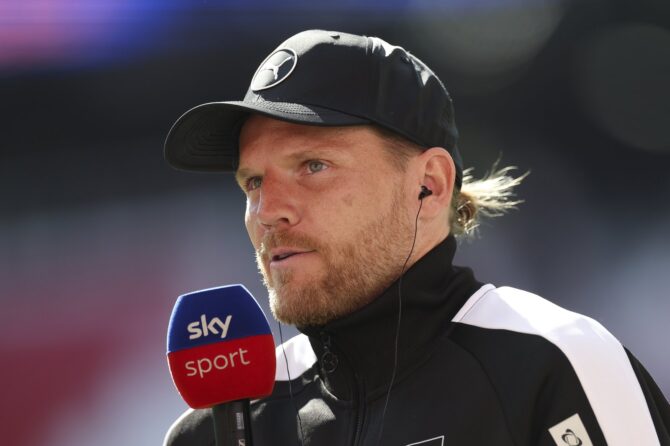 Eugen Polanski, Cheftrainer von Borussia Mönchengladbach, gibt vor dem Bundesligaspiel gegen RB Leipzig in der Red Bull Arena in Leipzig am 11. April 2026 ein Interview. (Maja Hitij / Getty Images Europe via Getty Images)