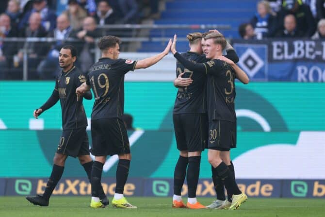 FC-Augsburg-Spieler bejubeln einen Treffer beim Bundesliga-Auswärtsspiel beim Hamburger SV am 4. April 2026 im Volksparkstadion – die Fuggerstädter feierten gemeinsam ihren Erfolg in der Hansestadt. Getty Images