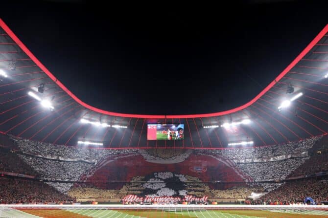 Fans des FC Bayern München entfalten am 15. April 2026 in der Football Arena München eine beeindruckende Tifo-Choreografie vor dem Champions-League-Viertelfinale im Rückspiel gegen Real Madrid CF. Das ausverkaufte Stadion bereitete der Mannschaft einen spektakulären Empfang. (Adam Pretty / Getty Images)