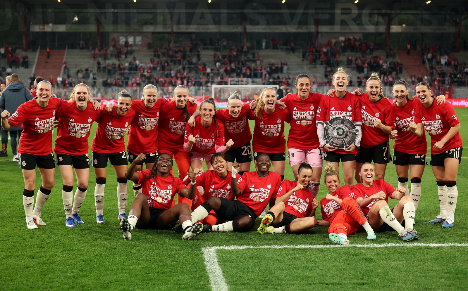 Die Spielerinnen des FC Bayern München feiern am 22. April 2026 im Stadion An der Alten Försterei in Berlin ausgelassen den Gewinn der deutschen Meisterschaft in der Google Pixel Frauen-Bundesliga. Im Spiel gegen den 1. FC Union Berlin sicherten sie sich den Titel – die Mannschaft posiert auf dem Rasen mit der Meisterschale. (Maja Hitij / Getty Images)