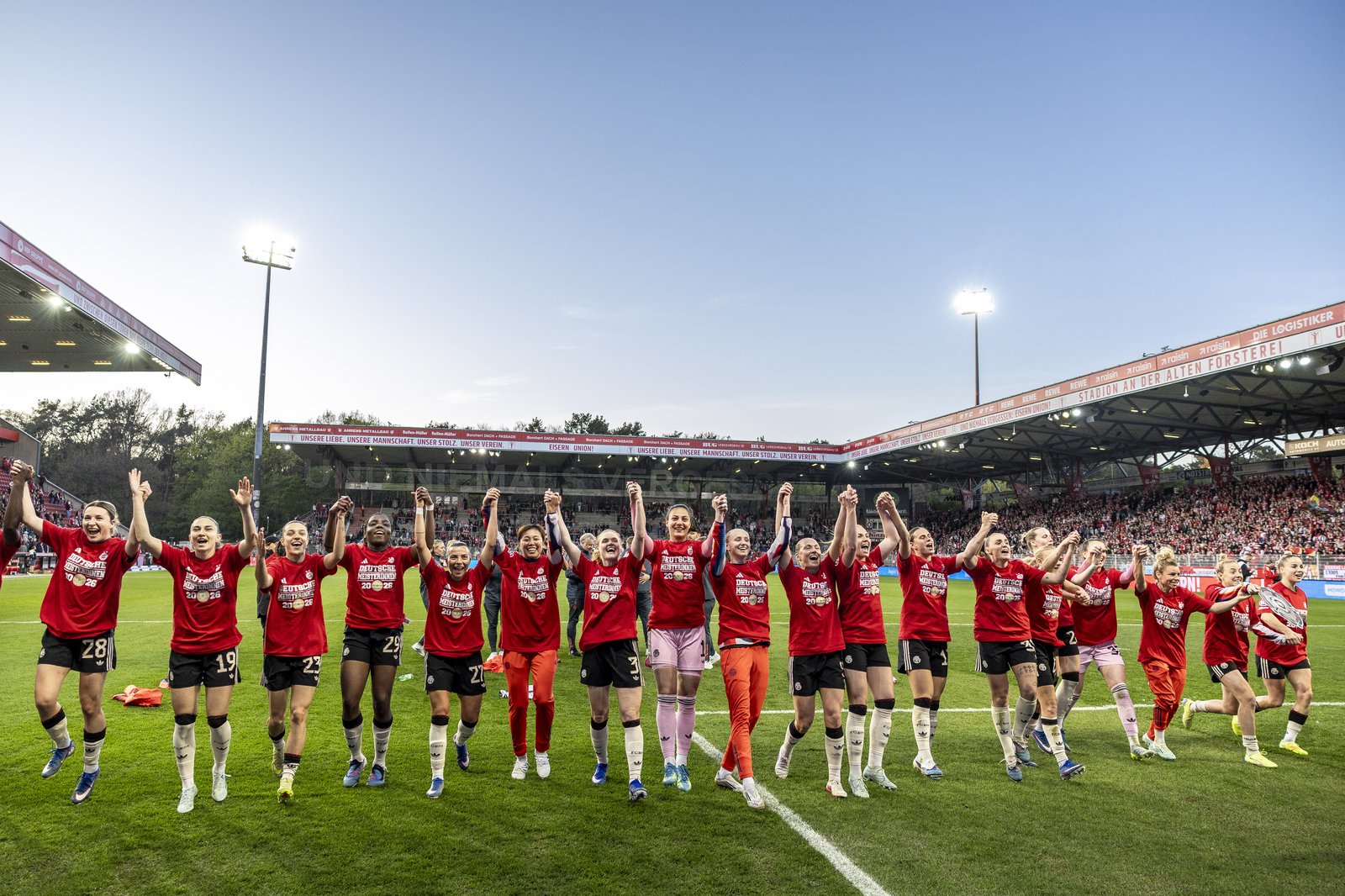 Die Spielerinnen des FC Bayern München bejubeln beim 1. FC Union Berlin am 22. April 2026 im Stadion An der Alten Försterei in Berlin die Meisterschaft in der Google Pixel Frauen-Bundesliga. (Maja Hitij / Getty Images Europe)