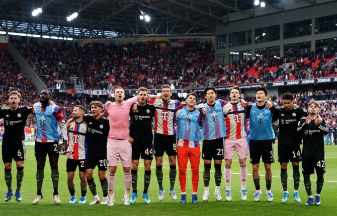 Die Spieler des FC Bayern München feiern nach dem Bundesliga-Sieg gegen den SC Freiburg am 4. April 2026 im Europa-Park Stadion in Freiburg im Breisgau. Foto: Daniela Porcelli / Getty Images