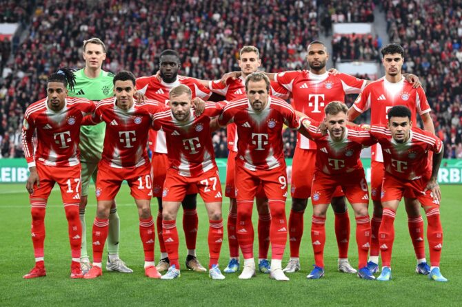 Die Spieler des FC Bayern München posieren vor dem DFB-Pokal-Halbfinale gegen Bayer 04 Leverkusen am 22. April 2026 in der BayArena in Leverkusen für ihr Mannschaftsbild. (Stuart Franklin / Getty Images Europe)