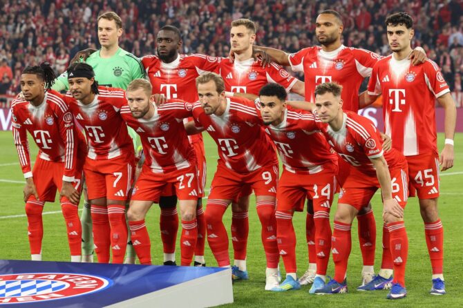 Das offizielle Mannschaftsfoto des FC Bayern München vor dem UEFA Champions League Viertelfinale-Rückspiel gegen Real Madrid CF am 15. April 2026 in der Football Arena München.(Copyright AFP)