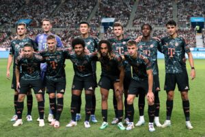 Das Startelf-Teamfoto des FC Bayern München vor dem Vorbereitungsspiel gegen Tottenham Hotspur am 3. August 2024 in Japan – die Münchner absolvierten ihre Sommer-Vorbereitung mit dem Testspiel auf der asiatischen Tournee. Getty Images