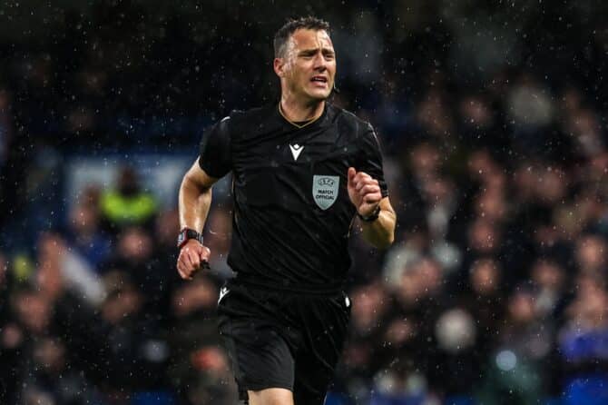Der deutsche FIFA-Schiedsrichter Felix Zwayer leitet das UEFA-Champions-League-Spiel zwischen dem FC Chelsea und Ajax Amsterdam am 3. Spieltag der Ligaphase am 22. Oktober 2025 im Stamford Bridge in London. (Copyright Depositphotos.com)