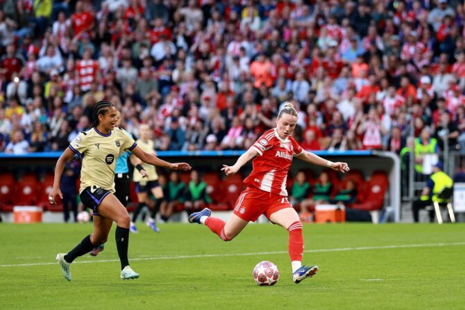 Franziska Kett erzielt das 1:0 für den FC Bayern München gegen den FC Barcelona. Die Stürmerin traf am 25. April 2026 in der Munich Football Arena im Halbfinal-Hinspiel der UEFA Women's Champions League 2025/26. Jasmin Walter / Getty Images