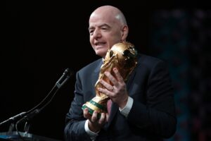 FIFA-Präsident Gianni Infantino präsentiert am 29. Januar 2026 beim US Conference of Mayors in Washington D.C. den WM-Pokal und wirbt damit für die Fußball-Weltmeisterschaft 2026, die in den USA, Mexiko und Kanada ausgetragen wird. Getty Images