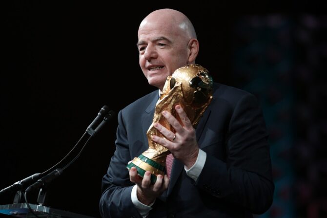 FIFA-Präsident Gianni Infantino präsentiert am 29. Januar 2026 beim US Conference of Mayors in Washington D.C. den WM-Pokal und wirbt damit für die Fußball-Weltmeisterschaft 2026, die in den USA, Mexiko und Kanada ausgetragen wird. Getty Images