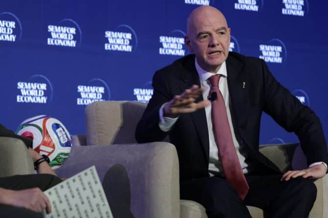 FIFA-Präsident Gianni Infantino spricht am 15. April 2026 beim Semafor World Economy 2026 Summit in Washington, D.C. Das Wirtschaftsgipfeltreffen bringt führende Unternehmer und Tech-CEOs zu Diskussionen über Wirtschaft, Künstliche Intelligenz und Geschäftstrends zusammen. (Alex Wong / Getty Images North America via Getty Images)
