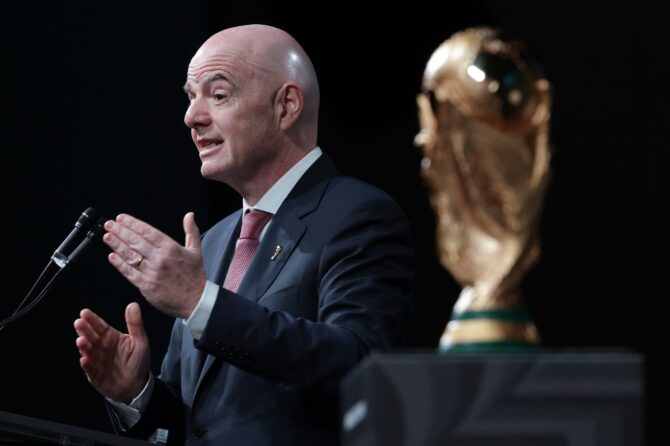 FIFA-Präsident Gianni Infantino neben dem WM-Pokal beim Wintermeeting der US Conference of Mayors in Washington D.C. am 29. Januar 2026, wo er für die Weltmeisterschaft 2026 in den USA, Kanada und Mexiko warb. (Alex Wong / Getty Images)