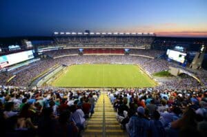 Das vollbesetzte Gillette Stadium in Foxborough bei Boston von innen während eines Fußballspiels im Abenddunkel – die Arena zählt zu den WM-2026-Spielorten in den USA und bietet mit ihrer stimmungsvollen Abendatmosphäre eine beeindruckende Kulisse für das Weltturnier. (Copyright Depositphotos.com)