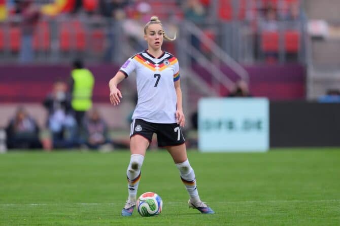 Giulia Gwinn (Nr. 7) am Ball für die deutsche Frauennationalmannschaft in der WM-Qualifikationspartie gegen Österreich. Die Kapitänin des DFB-Teams zeigt ihr technisches Können im Spielaufbau.