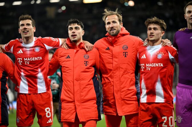 Leon Goretzka, Aleksandar Pavlovic, Harry Kane und Tom Bischof vom FC Bayern München feiern den Auswärtssieg im Bundesliga-Spiel bei FC St. Pauli im Millerntor-Stadion am 11. April 2026 in Hamburg. Foto: Stuart Franklin / Getty Images