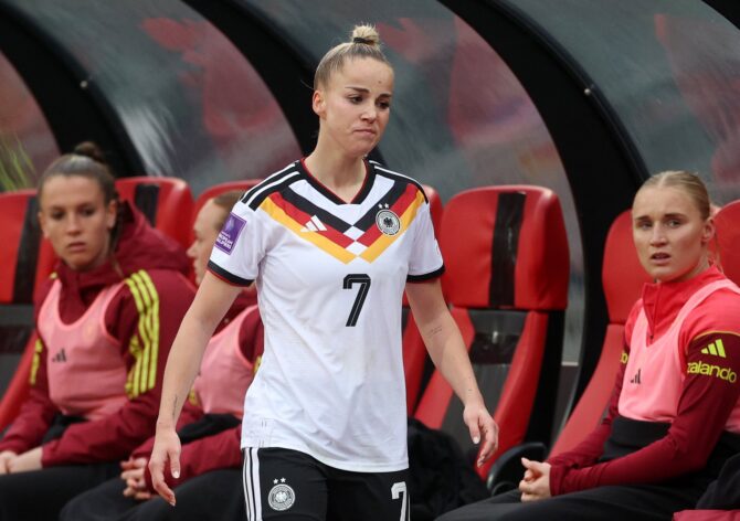 Giulia Gwinn (Nr. 7) verlässt sichtlich betroffen den Platz, nachdem sie beim WM-Qualifikationsspiel zwischen Deutschland und Österreich verletzungsbedingt ausgewechselt wurde. Die Aufnahme vom 14. April 2026 im Max-Morlock-Stadion in Nürnberg zeigt die Spielerin vor der deutschen Auswechselbank. Adam Pretty / Getty Images