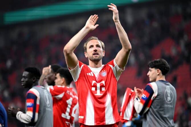 FC-Bayern-Stürmer Harry Kane bedankt sich nach dem DFB-Pokal-Halbfinale gegen Bayer 04 Leverkusen am 22. April 2026 in der BayArena in Leverkusen mit ausgestreckten Armen bei den mitgereisten Bayern-Fans. (Stuart Franklin / Getty Images)