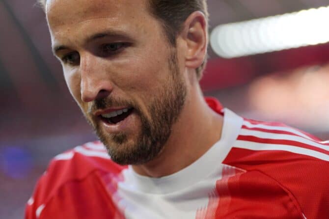 Harry Kane vom FC Bayern München verfolgt das Spielgeschehen beim Bundesligaspiel gegen den VfB Stuttgart in der Allianz Arena in München am 19. April 2026. (Leonhard Simon / Getty Images Europe via Getty Images)