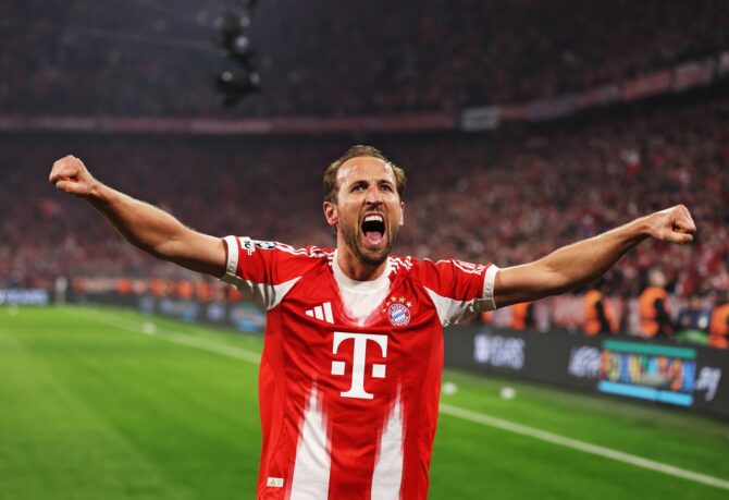 Harry Kane reißt in der ausverkauften Allianz Arena jubelnd beide Arme in die Höhe – der FC-Bayern-Stürmer erzielte im Champions-League-Viertelfinale-Rückspiel gegen Real Madrid im April 2026 einen entscheidenden Treffer. (Getty Images)