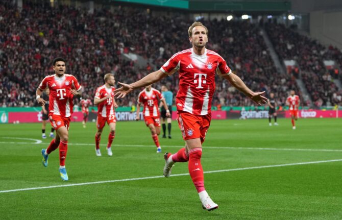 Harry Kane vom FC Bayern München feiert seinen Treffer zum 1:0 beim DFB-Pokal-Halbfinale gegen Bayer 04 Leverkusen am 22. April 2026 in der BayArena in Leverkusen. (Pau Barrena / Getty Images Europe)