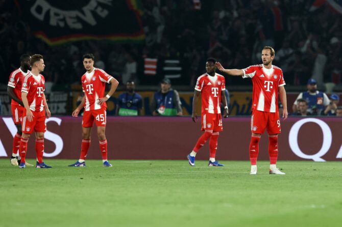 Harry Kane vom FC Bayern München verfolgt das Geschehen auf dem Platz beim Champions-League-Halbfinale-Hinspiel zwischen Paris Saint-Germain und dem FC Bayern München im Parc des Princes am 28. April 2026. (Alexander Hassenstein / Getty Images)