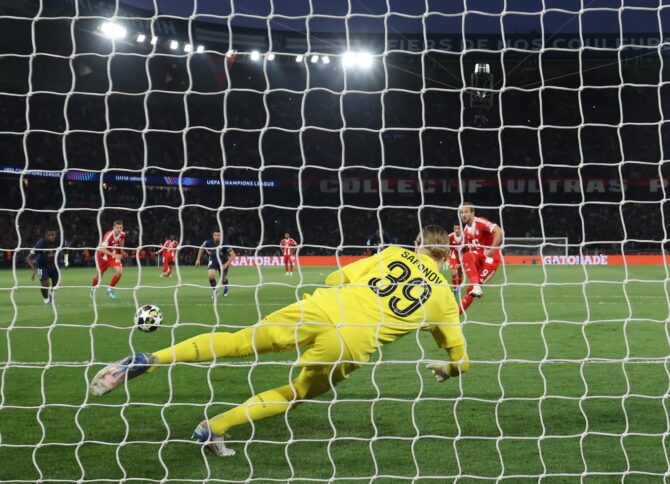 Harry Kane verwandelt den Elfmeter zum 1:0 für den FC Bayern München gegen PSG-Keeper Matvey Safonov im Halbfinal-Hinspiel der UEFA Champions League 2025/26 am 28. April 2026 im Parc des Princes in Paris. Alexander Hassenstein / Getty Images Europe via Getty Images