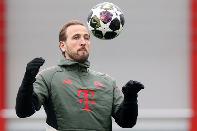 Harry Kane vom FC Bayern München spielt den Ball beim Abschlusstraining auf dem Vereinsgelände an der Säbener Straße am 17. März 2026 in München. Das Training fand kurz vor dem Rückspiel im Achtelfinale der UEFA Champions League 2025/26 statt. Foto: Alexander Hassenstein / Getty Images