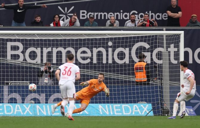 Leverkusens Torhüter Lukáš Hrádecký kann einen Schuss der Augsburger in der Bundesliga-Partie 2026 nicht halten – der Ball landet im Netz der BayArena. (Getty Images)