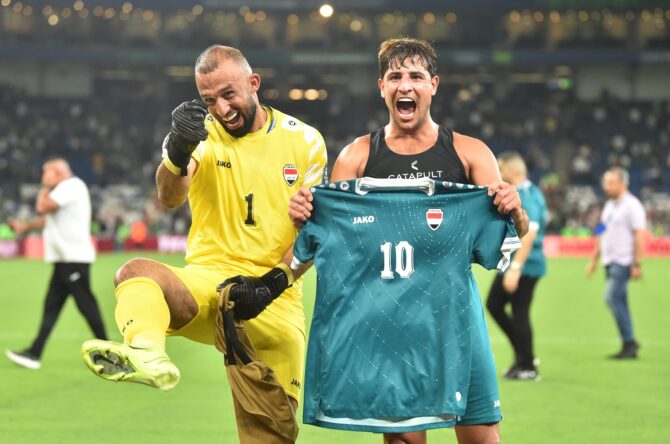 Fahad Talib Raheem und Mohannad Ali Kadhim vom Irak feiern die WM-Qualifikation nach dem Playoff-Finale gegen Bolivien am 31. März 2026 im Estadio Monterrey in Guadalupe, Mexiko. (Foto: Rodrigo Oropeza / Getty Images)