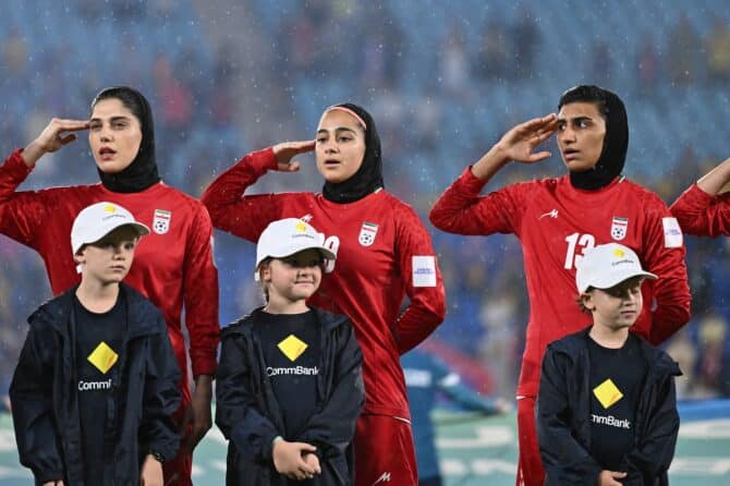 Die Nationalspielerinnen des Iran stehen am 8. März 2026 im Gold Coast Stadium in einer Reihe und singen die Nationalhymne vor dem Gruppenspiel gegen die Philippinen beim AFC Women's Asian Cup Australia 2026. (Albert Perez / Getty Images)