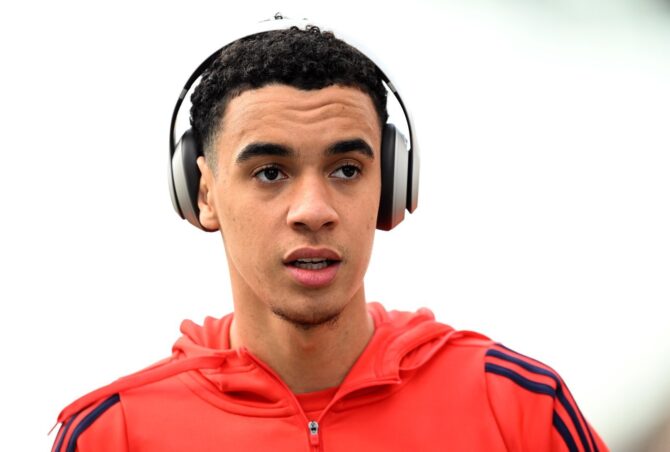 Jamal Musiala vom FC Bayern München betritt am 11. April 2026 das Millerntor-Stadion in Hamburg, wo die Münchner kurz darauf im Bundesliga-Spiel gegen den FC St. Pauli antreten. (Stuart Franklin / Getty Images Europe via Getty Images)
