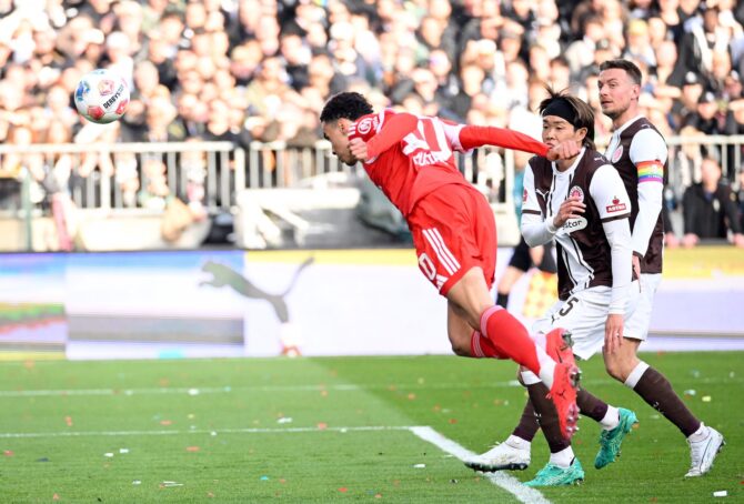 Jamal Musiala vom FC Bayern München erzielt das 1:0 im Bundesliga-Auswärtsspiel bei FC St. Pauli im Millerntor-Stadion am 11. April 2026 in Hamburg. Foto: Stuart Franklin / Getty Images