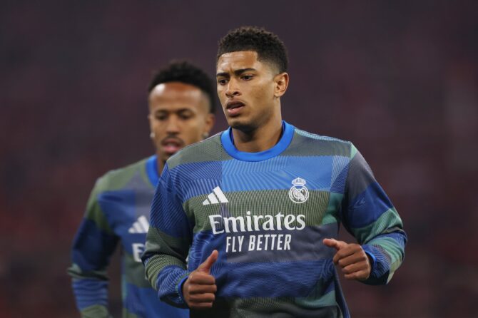 Jude Bellingham beim Aufwärmen vor dem UEFA Champions League Viertelfinale-Rückspiel zwischen dem FC Bayern München und Real Madrid CF am 15. April 2026 in der Football Arena München. Der englische Mittelfeldspieler bereitete sich konzentriert auf die Partie vor. Lars Baron / Getty Images
