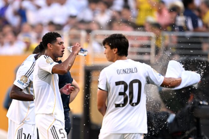 Jude Bellingham von Real Madrid CF nutzt eine Trinkpause im Viertelfinale der FIFA Klub-Weltmeisterschaft 2025 gegen Borussia Dortmund im MetLife Stadium in East Rutherford, New Jersey am 5. Juli 2025. David Ramos / Getty Images