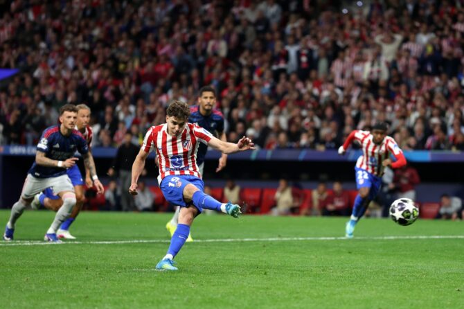Julian Álvarez von Atlético de Madrid verwandelt im Halbfinale der UEFA Champions League 2025/26 am 29. April 2026 im Metropolitano-Stadion in Madrid einen Elfmeter zur Führung seiner Mannschaft gegen den FC Arsenal. (Dan Mullan / Getty Images)