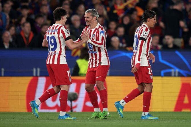 Julian Álvarez von Atletico de Madrid jubelt mit Teamkollege Antoine Griezmann über seinen Treffer zur Führung im Hinspiel des UEFA Champions-League-Viertelfinales 2025/26 zwischen dem FC Barcelona und Atletico de Madrid am 8. April 2026 im Camp Nou in Barcelona. Eric Alonso / Getty Images