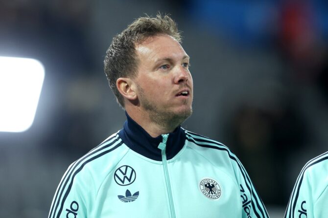 Bundestrainer Julian Nagelsmann verfolgt aufmerksam das Geschehen vor dem Freundschaftsländerspiel zwischen der Schweiz und Deutschland am 27. März 2026 im St. Jakob-Park in Basel. (Alexander Hassenstein / Getty Images)