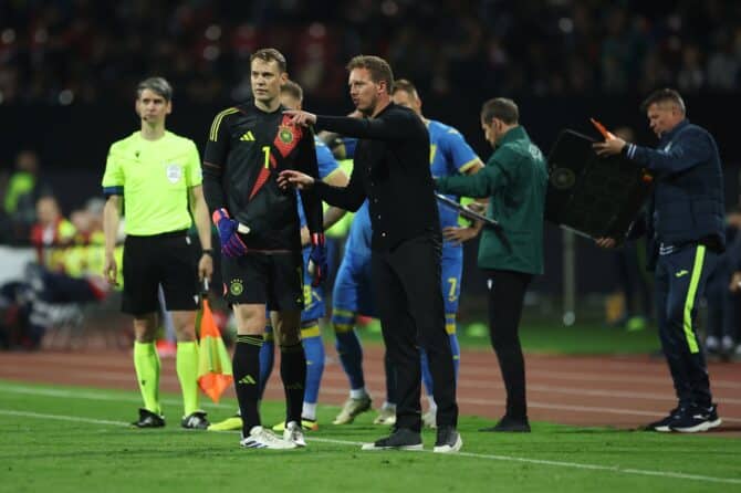 Julian Nagelsmann, Bundestrainer der deutschen Nationalmannschaft, im Gespräch mit Torhüter Manuel Neuer beim Freundschaftsspiel zwischen Deutschland und der Ukraine im Max-Morlock-Stadion am 3. Juni 2024 in Nürnberg. Foto: Alex Grimm / Getty Images