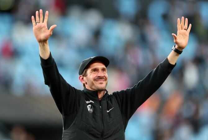 SC-Freiburg-Trainer Julian Schuster bejubelt am 16. April 2026 im Estadio Balaídos in Vigo den Einzug ins Halbfinale der UEFA Europa League 2025/26 nach dem Viertelfinal-Rückspiel gegen Real Club Celta de Vigo. (Diogo Cardoso / Getty Images)