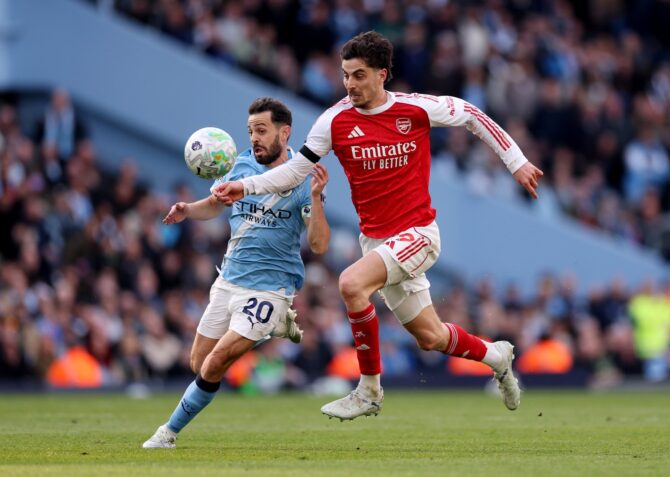 Kai Havertz vom FC Arsenal liefert sich im Premier-League-Spiel bei Manchester City am 19. April 2026 im Etihad Stadium ein Laufduell mit Bernardo Silva – der deutsche Nationalspieler setzt sich mit vollem Körpereinsatz gegen den City-Mittelfeldspieler durch. Carl Recine / Getty Images