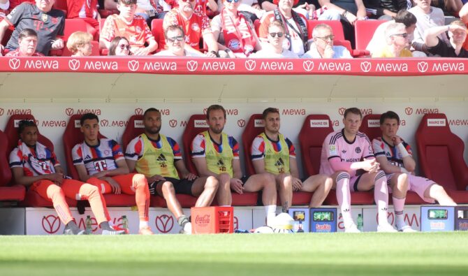 Harry Kane und Manuel Neuer vom FC Bayern München auf der Ersatzbank beim Bundesliga-Auswärtsspiel bei Mainz 05 in der MEWA Arena am 25. April 2026. Die beiden Leistungsträger der Münchner verfolgten die Partie neben weiteren Teamkollegen von der Bank aus. (Alex Grimm / Getty Images)