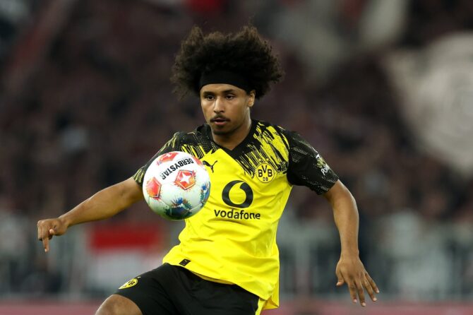 BVB-Angreifer Karim Adeyemi nimmt im Bundesliga-Duell gegen den VfB Stuttgart 2026 den Ball an – der Nationalspieler zeigt seine typische explosive Spielweise im schwarz-gelben Trikot. (Getty Images)