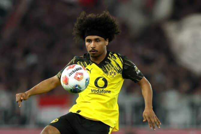 Karim Adeyemi von Borussia Dortmund behauptet sich am 4. April 2026 in der MHPArena in Stuttgart im Bundesligaspiel gegen den VfB Stuttgart am Ball. (Alexander Hassenstein / Getty Images)