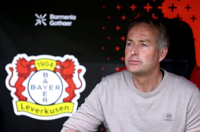 Kasper Hjulmand, Cheftrainer von Bayer 04 Leverkusen, verfolgt das Geschehen konzentriert, bevor am 18. April 2026 in der BayArena das Bundesliga-Duell zwischen Bayer 04 Leverkusen und dem FC Augsburg angepfiffen wird. (Lars Baron / Getty Images Europe via Getty Images)