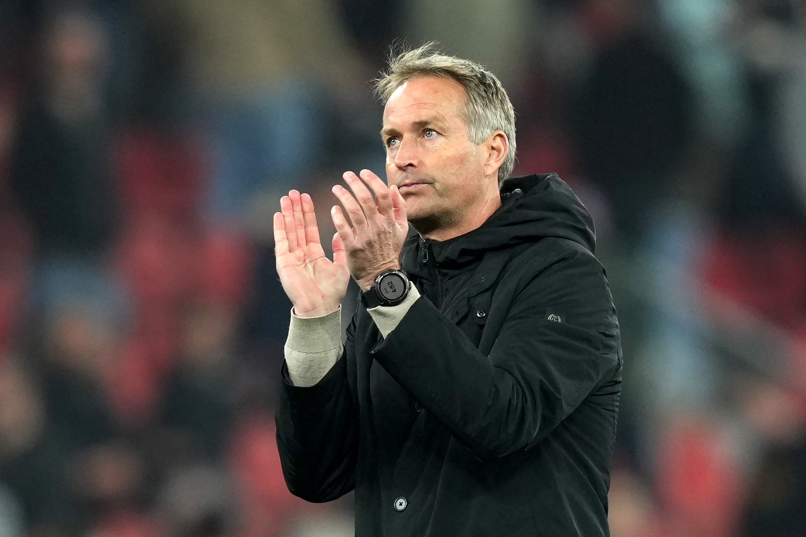 Bayer 04 Leverkusens Cheftrainer Kasper Hjulmand bedankt sich nach dem DFB-Pokal-Halbfinale gegen den FC Bayern München am 22. April 2026 in der BayArena in Leverkusen bei den Heimfans. (Pau Barrena / Getty Images)