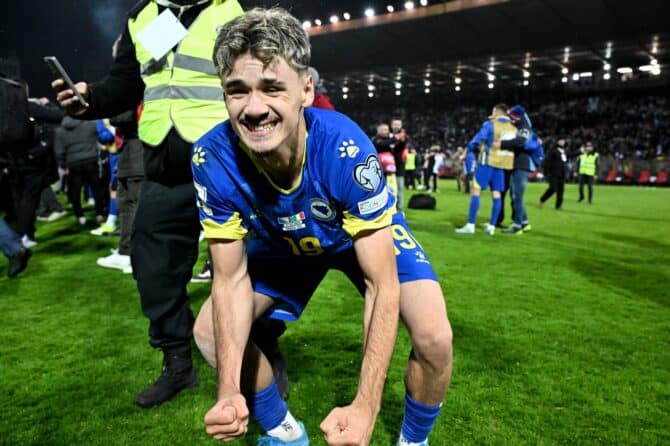 Kerim Alajbegovic von Bosnien und Herzegowina bejubelt den Sieg nach dem WM-Qualifikations-Play-off gegen Italien am 31. März 2026 im Stadion Bilino Polje in Zenica. (Getty Images)