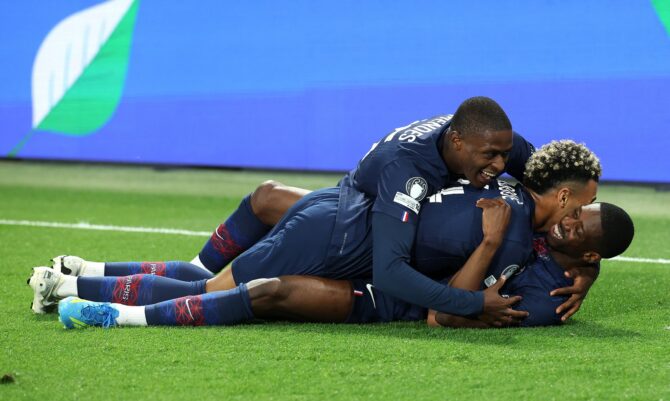 Khvicha Kvaratskhelia bejubelt sein Tor für Paris Saint-Germain gemeinsam mit Désiré Doué und Nuno Mendes im Halbfinal-Hinspiel der UEFA Champions League 2025/26 gegen den FC Bayern München am 28. April 2026 im Parc des Princes. Alexander Hassenstein / Getty Images Europe via Getty Images