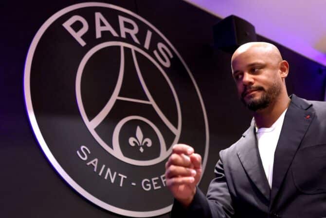 PARIS, FRANKREICH – 27. APRIL: Vincent Kompany, Cheftrainer des FC Bayern München, trifft vor einer Pressekonferenz des FC Bayern München im Parc des Princes am 27. April 2026 in Paris, Frankreich, im Stadion ein. (Foto: Alexander Hassenstein/Getty Images)