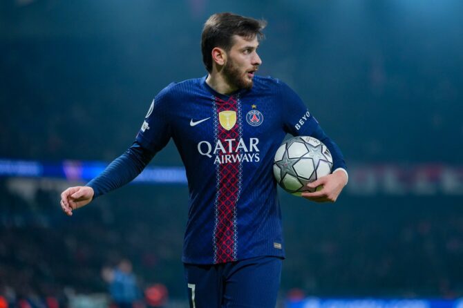 PSG-Flügelstürmer Khvicha Kvaratskhelia (Nr. 7) trägt am 28. Januar 2026 im Parc des Princes den Ball herbei – Paris Saint-Germain empfing Newcastle United im 8. Spieltag der UEFA-Champions-League-Ligaphase 2025/26. Getty Images