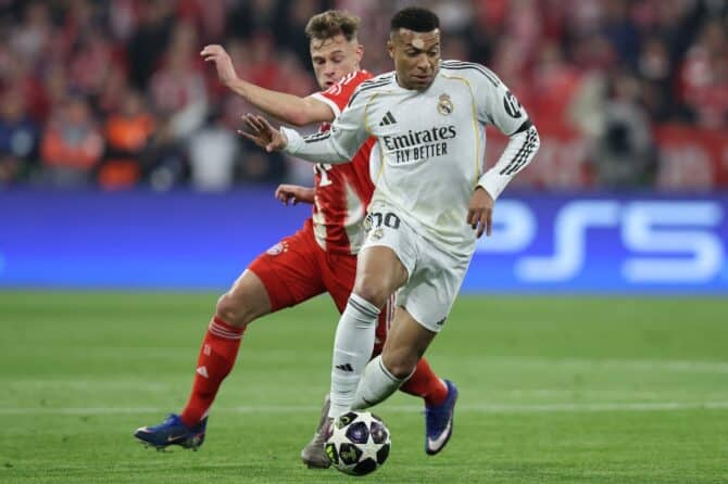 Kylian Mbappé von Real Madrid setzt sich im Zweikampf gegen Aleksandar Pavlović vom FC Bayern München durch beim Viertelfinal-Rückspiel der UEFA Champions League in der Allianz Arena in München am 15. April 2026.